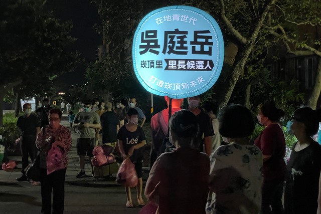 筆者多次在晚間碰到幾位追著垃圾車跑的里長參選人，趁著社區居民倒垃圾時發送文宣小物、宣揚自己的理念，應該是許多政治素人不能少的競選行程。