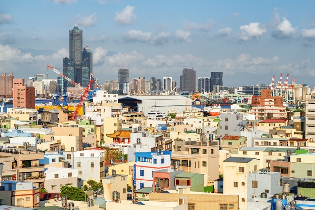 高雄市政府急於修法，大幅放寬社宅的排富門檻，背後所依據的理由與動機，究竟是基於照顧弱勢還是選票利益？弱勢者的居住權利又將如何受到保障？