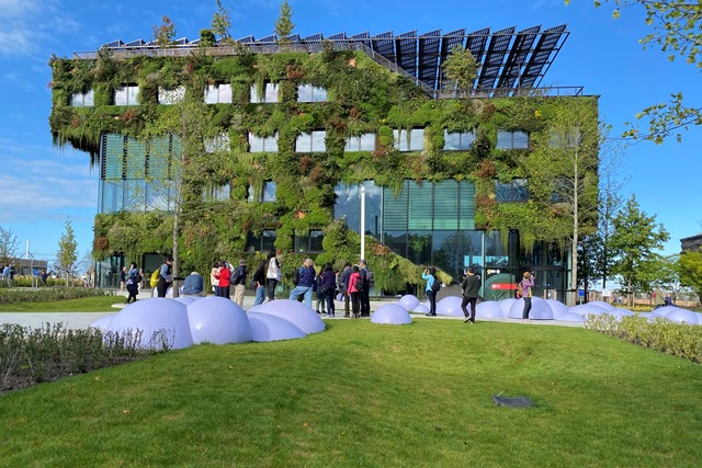 荷蘭國際園藝博覽會（Floriade Expo）以綠色負建築技術展示了碳中和建築，且博覽會後轉型為低碳研究學院。