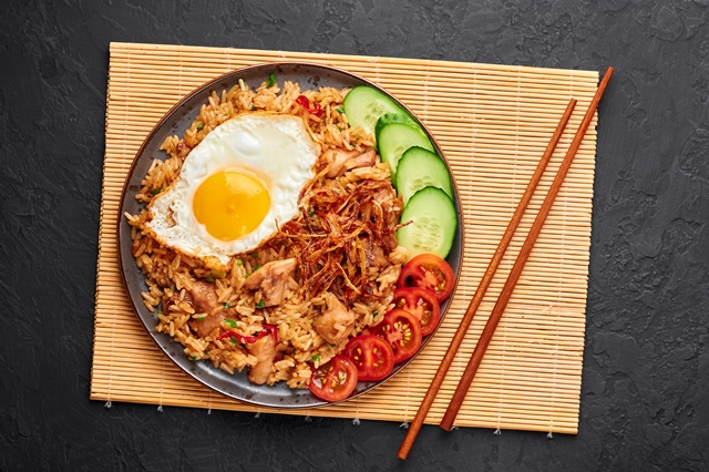 印尼炒飯和台式或中式炒飯最大的不同，是印尼人不時興用隔夜飯，而是先使用較少的水煮飯，再將八分熟的飯拿到鍋裡炒到九分熟，剩下的那一分，就是印尼人喜歡的米粒口感。