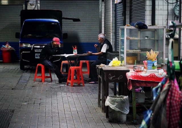 地下一樓人流稀少的小麵店，獨居榮民華福伯伯每天光顧。