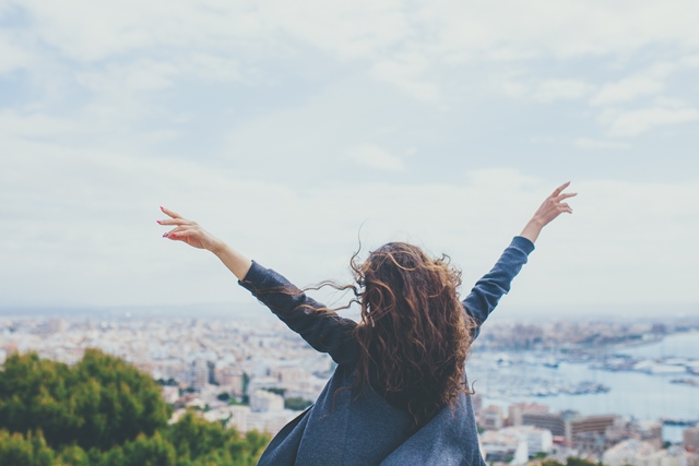 在多元文化的社會下，我們應該尊重新住民，平等的看待新住民、新二代擁有的文化特色，透過好好學習與交流，認識不一樣的故事。