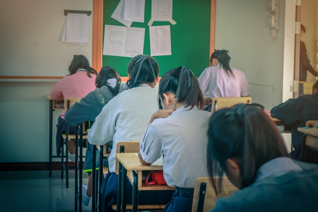 台灣的主流教育不認為性別是個「問題」，從師資培育到學校課程，一脈相承，都不重視性別教育。