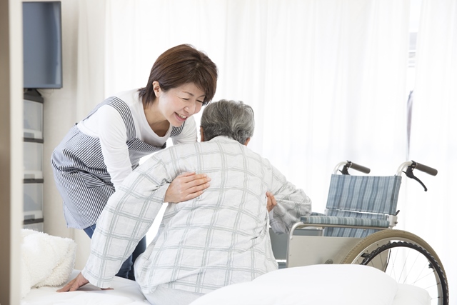 居家護理師不僅要了解醫療和長照的工作定義與目標，還必須了解雙方各自的行政手續，想要跨足兩個領域，沒有三頭六臂還真做不到呢！
