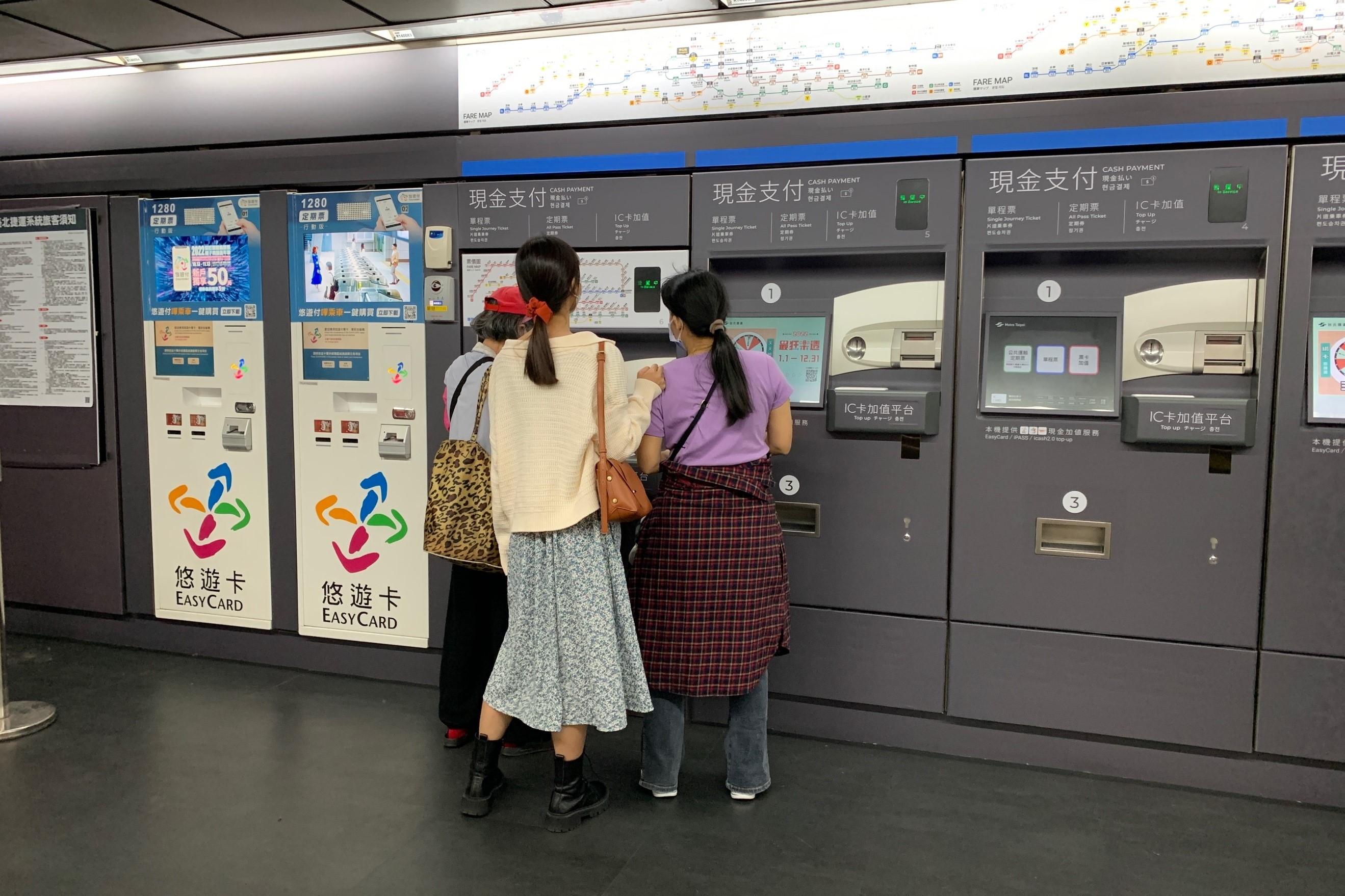 台北捷運中山站售票機的路線圖放太高，許多旅客直接走到方便身障旅客使用的機器前面觀看路線圖。
