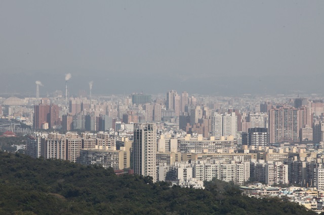 高雄為重工業區，碳排量高，空污嚴重，高雄的居民需長期承受工業污染。