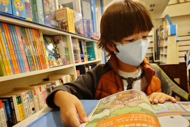 當所有台灣人相信「愛拚才會贏」、「有錢才會幸福」時，為什麼在瑞典當個普通人也能很自豪？圖為吳媛媛的6歲兒子旺來。