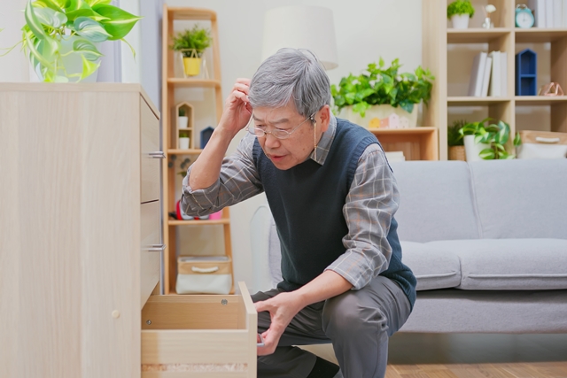 如何打造一個友善失智的職場？可以先從降低認知負荷或提供幫助、提供更安心與安全的環境這兩個面向著手。