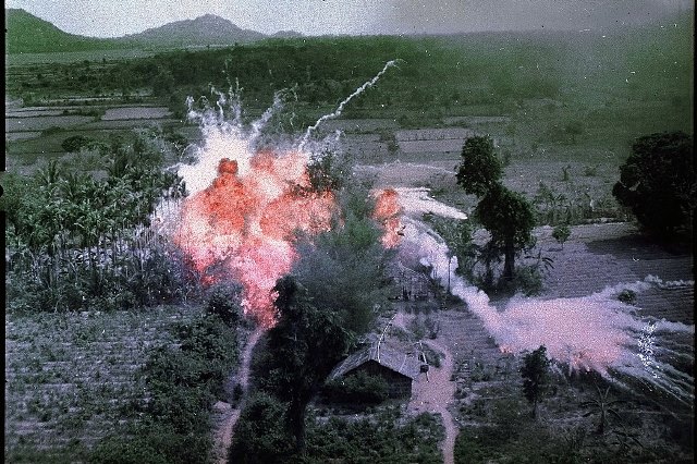 圖為1965年，美軍用凝固汽油彈，轟炸西貢南部的一個越共遊擊隊的建築。