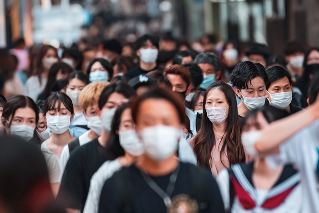 目前有不少日本人恨不得逃難到國外去，或者想至少把自己的資產送到更安全的地方去避難。