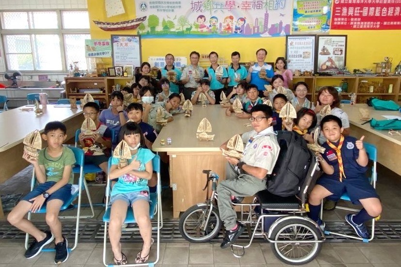 海濱國小花6年時間把創意小神轎發展成一個規模。圖為親子育樂營大合照。