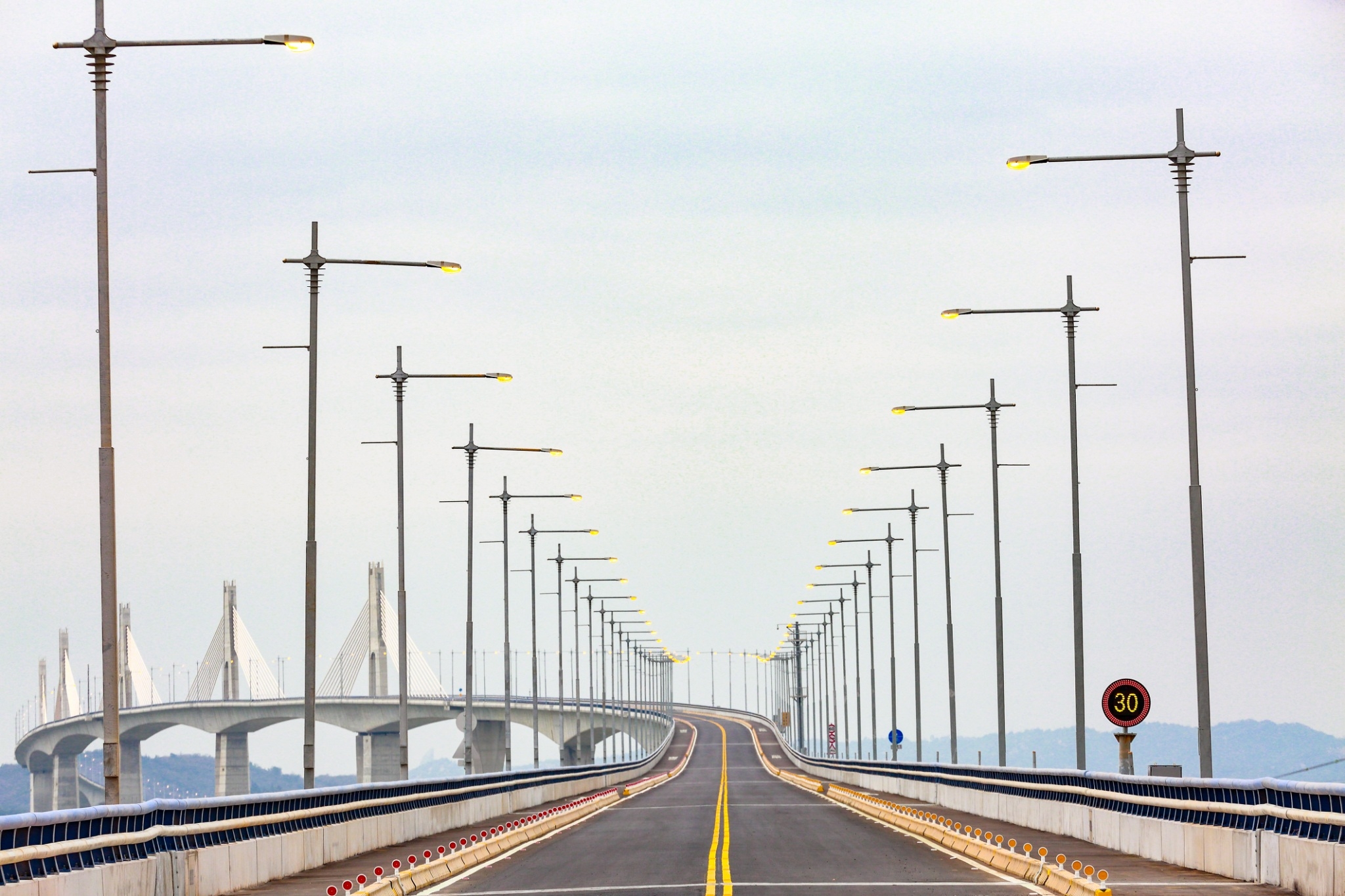金門大橋是國內最長的跨海大橋，全長全長5.4公里，其中跨海橋長4.8公里，建成後烈嶼（小金門）與金門本島（大金門）連為一體。