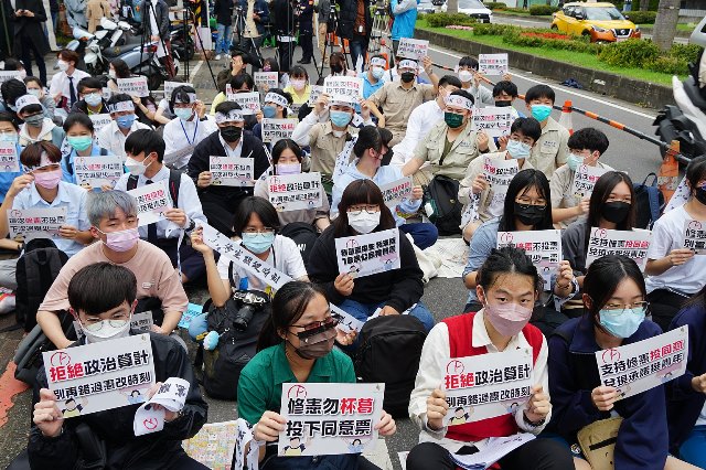 此次18歲公民權的修憲公投推動過程及結果，也印證了17年來的兩個阻礙：不合理的高修憲門檻以及年齡歧視。圖為2022年3月25日「Vote for 18！十八歲公民權關鍵一戰」於立法院議場外集會的學生。