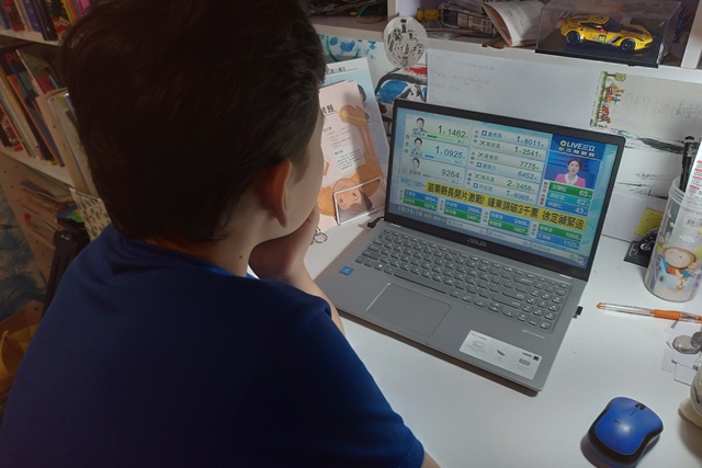 宅宅快要12歲了。我和他第一次一起觀察了選舉，也做了大量關於政治的討論。
