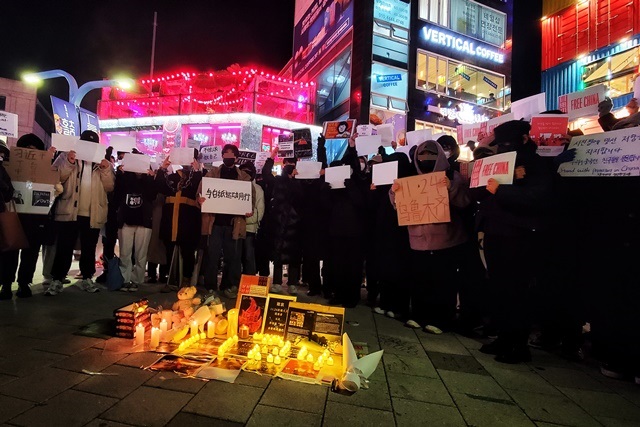 上百名在韓中國學生齊聚弘大聲援白紙運動。