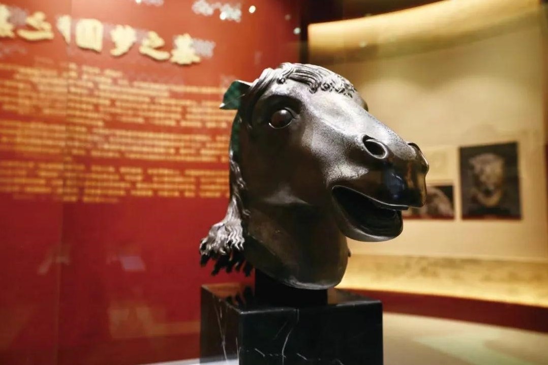 圓明園始建於1707年（清康熙46年），清皇室經營150年，成為冠絕天下的「萬園之園」。其中的海晏堂，正樓樓門有一大型噴水池，池左右排列著中國十二生肖獸首人身銅像。這十二尊銅獸或輕搖折扇，或手持拂塵，或拱手作揖，一晝夜十二個時辰，各由子鼠、丑牛、寅虎、卯兔、辰龍、巳蛇、午馬、未羊、申猴、酉雞、戌狗、亥豬依次輪流噴水，是具有精準報時功能的水力鐘。十二座噴泉獸首中，馬首的地位最特殊：在正午時分馬首噴水時，其他十一獸首也會同時噴水，呈現出眾獸齊噴的壯觀景象。這尊馬首雕像，在1860年第二次鴉片戰爭時被劫，2007年現身香港蘇富士比拍賣場，在中國國家文物局干涉下，由澳門賭王何鴻燊於2019年斥資6910萬港幣買回，並於2020年歸復中國。