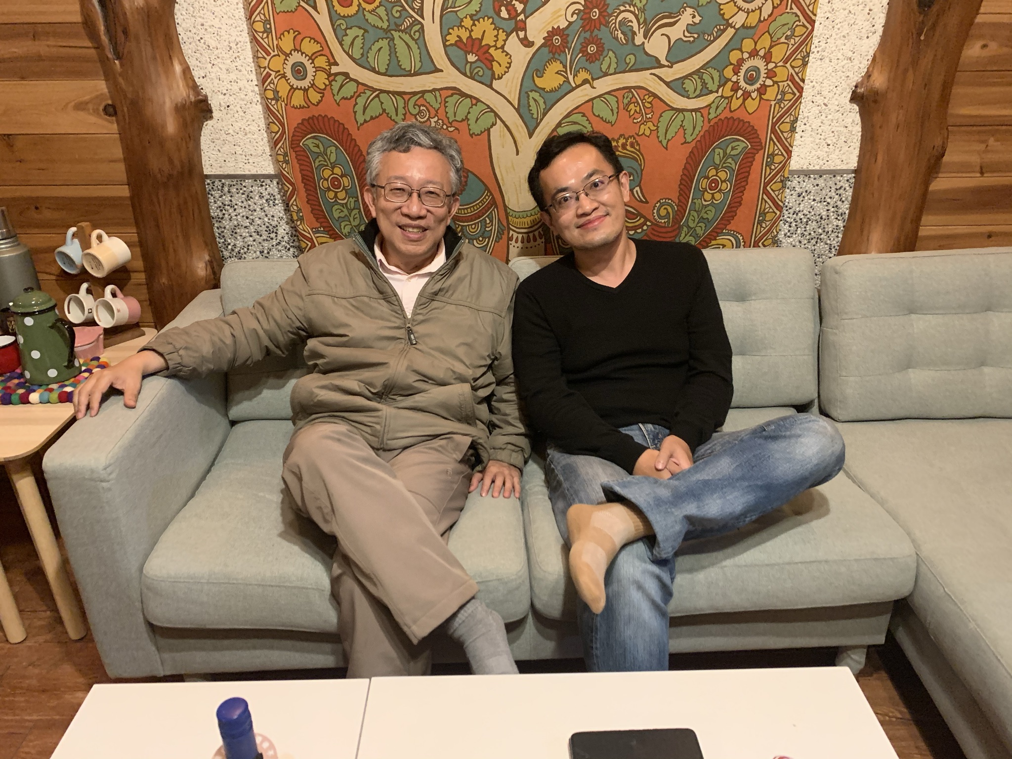 要創造交新朋友的機會，根本上需要發揮主動精神，也就是臉皮要厚。圖為施昇輝與友人胡川安。