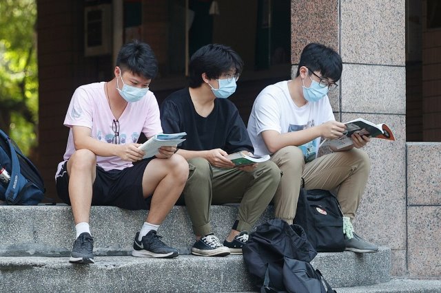 兒少自殺行為，固然有其心理病理因素，但從憂鬱到執行自殺的過程中，家庭、學校、社會安全網，能否有機會接住孩子的情緒，停住想自殺的行動，是重要關鍵。