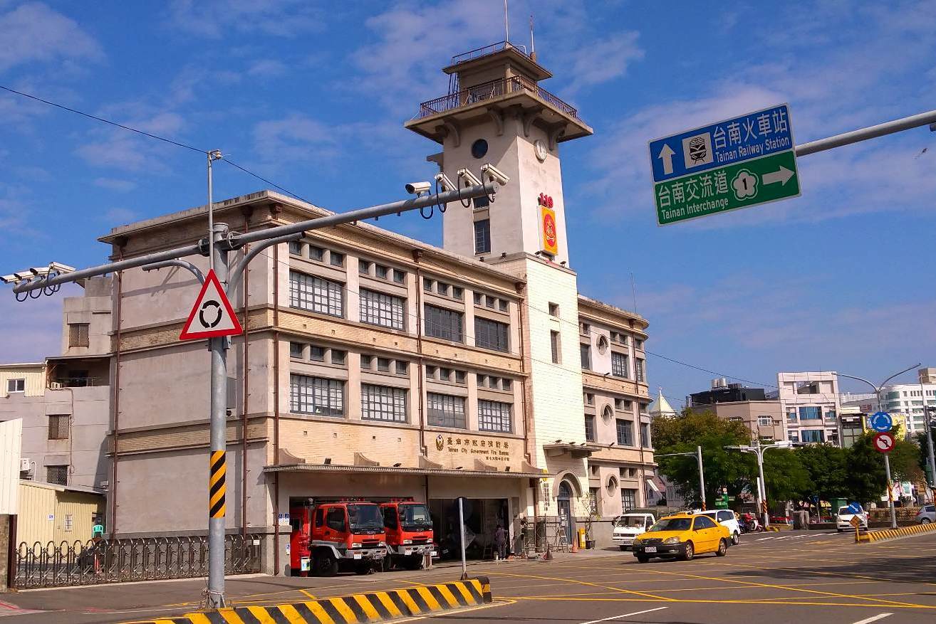 原本只是打算路過修復後的舊台南合同廳舍，看裡面沒人，就上了階梯走進去。小時候我們說這裡是「石像旁邊的消防隊」。