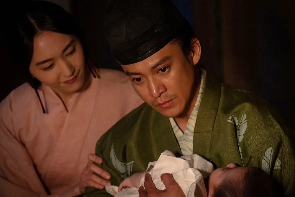 《鎌倉殿13人》的華麗卡司，有些角色即使拆開來也幾乎都可以單獨撐起一部大河劇，節奏簡潔俐落，沒有多餘身段或廢話，但是各種形式的快意或悲傷，都是直挺挺的一刀就刺過來，沒在客氣。