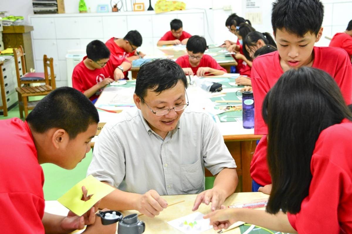 到偏遠的台東投入教職，台東縣新生國中總務主任楊鵲彬一待就是22年，無論面對教學或行政工作皆勇於任事，並帶領團隊積極辦理各項教育創新實驗方案，榮獲111年教育部師鐸獎。