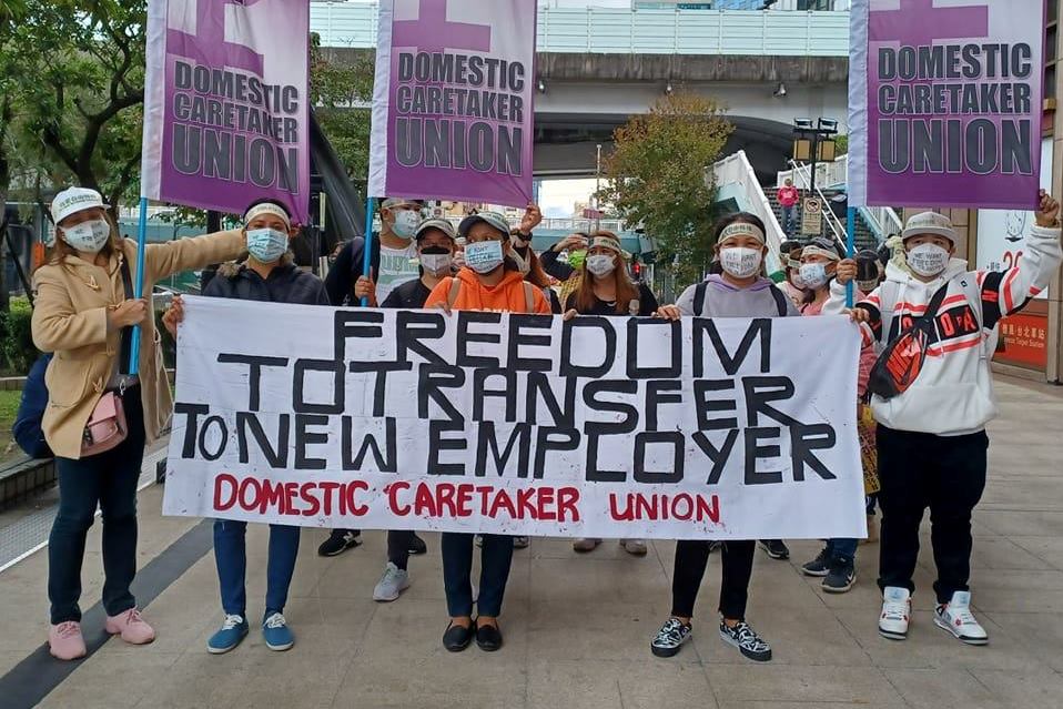 台灣將在2050年邁入超高齡化社會，如果未來不想再面臨缺工窘境，長照政策可以怎麼幫忙？改善看護工的勞動條件，長照家庭就一定受到衝擊嗎？圖為移工要求「自由轉換雇主」。