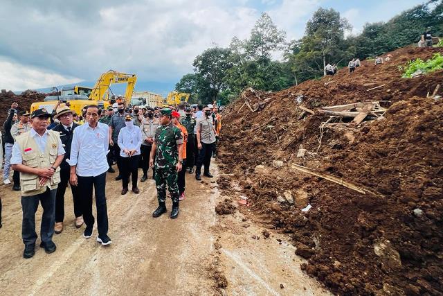 印尼西爪哇發生了淺層地震，11月22日印尼總統佐科．維多多 （Joko Widodo）巡視地震後的災情。