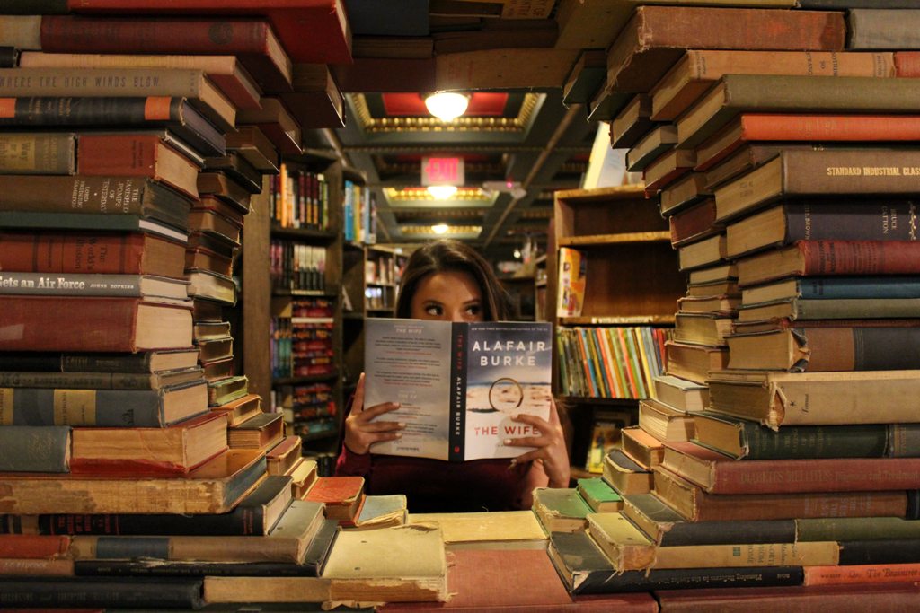 書店是提供書與人的不期而遇，跟一些原本不會注意到的書猛然對上眼，當下有「立刻」「馬上」想要擁有的迫切感，也就不太願意上網下單再為了湊運費而傷神。