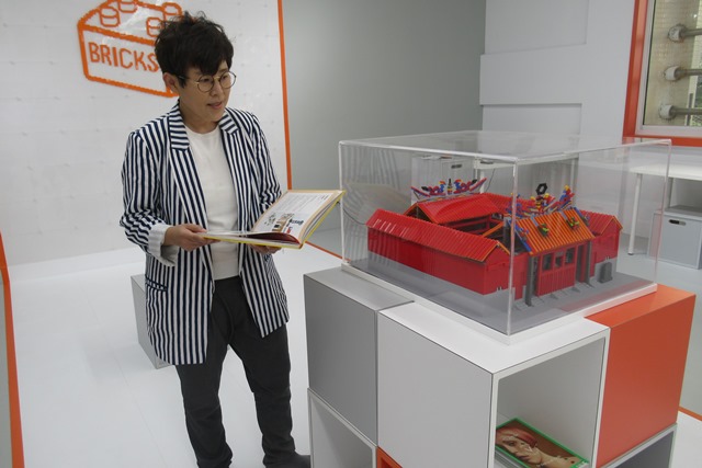 歷史科的黃小萍老師，用積木翻轉課堂、也用積木營造教室中穿越古今的氛圍。