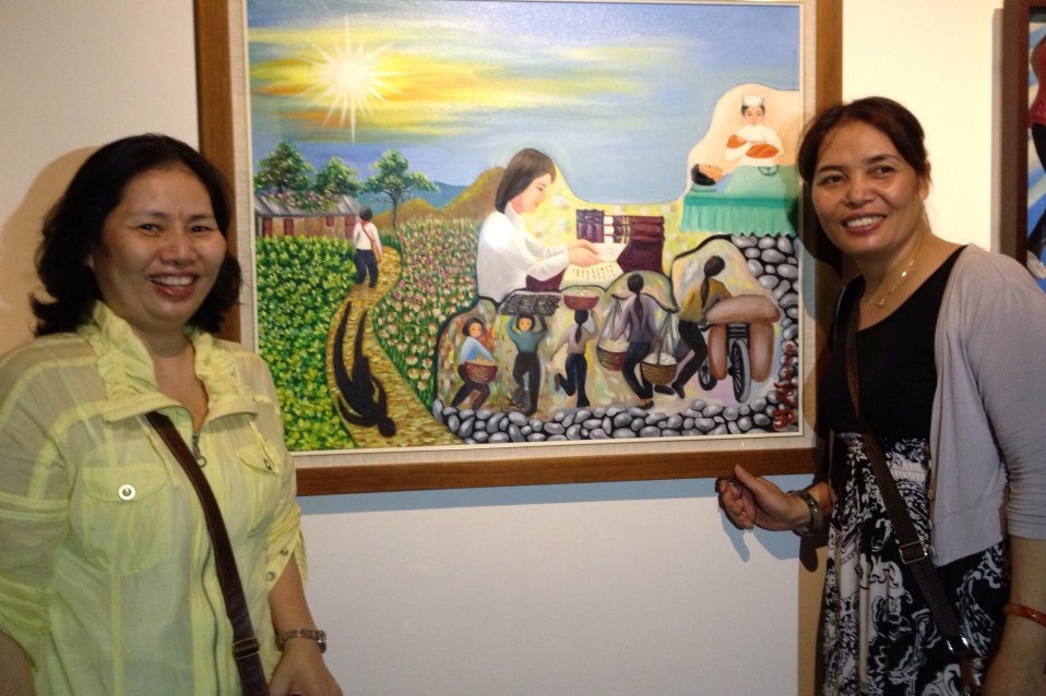 Trần Thi Đào當年在台全年無休的工作，36歲那年提起筆畫畫，如今是一位藝術家。左為Trần Thi Đào，右為她的越南同鄉阿信。
