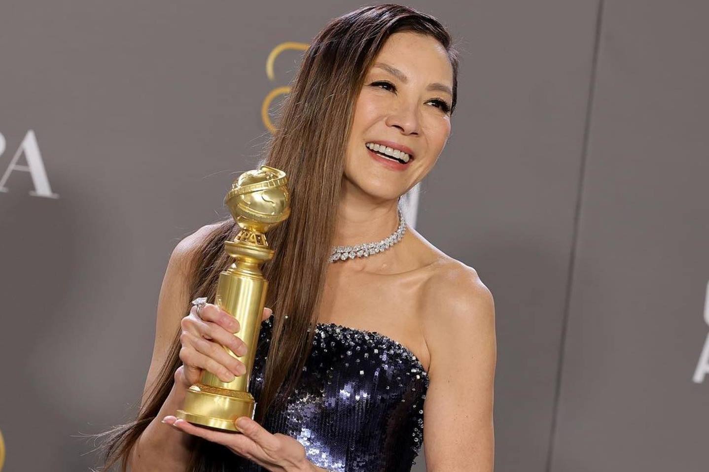 楊紫瓊憑《媽的多重宇宙》榮登金球獎影后，她演一個阿嬸，但在其他平行宇宙，她又可以是美艷女星，可以是中年女同志。電影瘋狂有趣，光看楊紫瓊就值回票價。