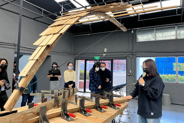 策展人蘇雅玲介紹ADA特別獎「習森」，現場展出「習森」的模型與製作方式。