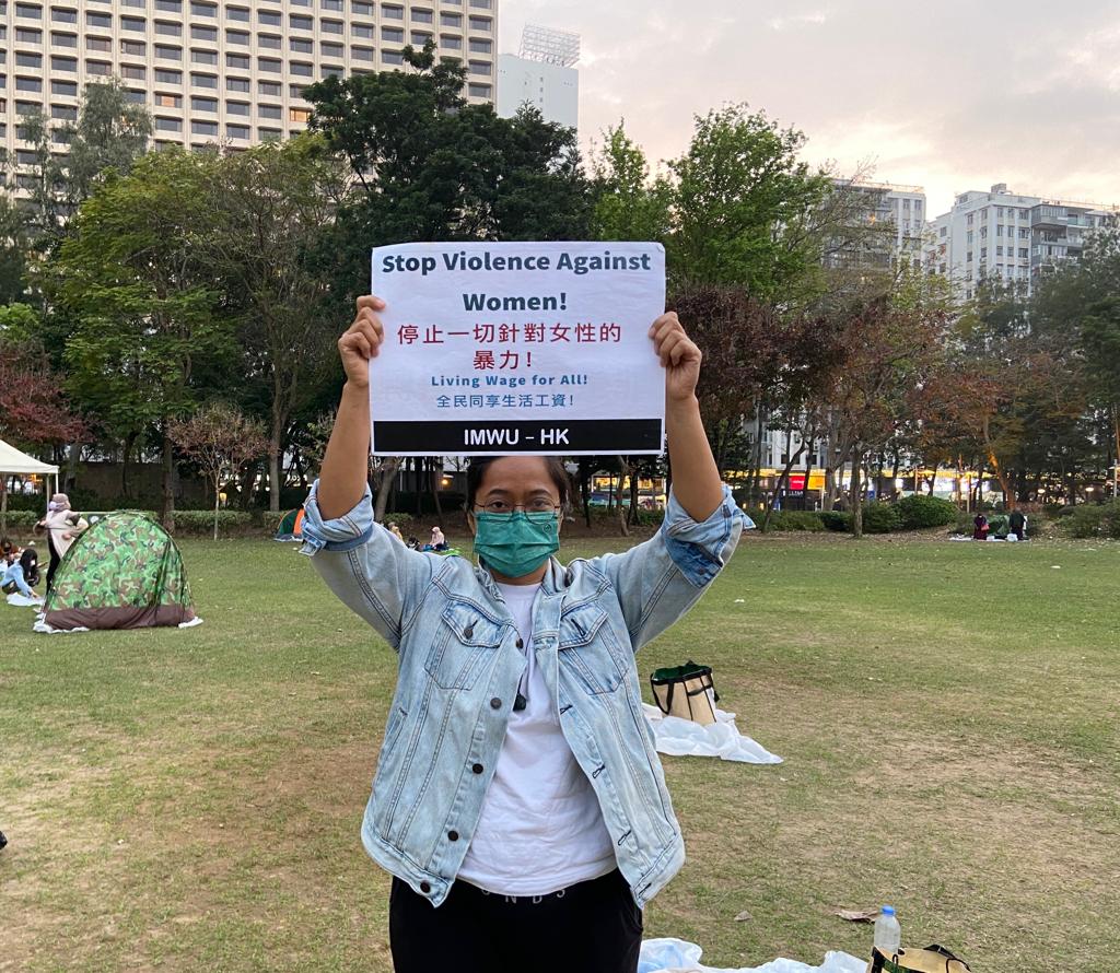 香港印尼移工工會的任務是接觸移工，讓他們了解在香港的權利。每個星期天，他們都會待在維多利亞公園提供協助，風雨無阻。圖為香港印尼移工工會主席Sringatin。