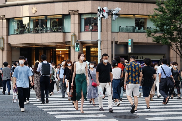 一味依賴右派的「台日友好」，不僅倫理方面有問題，且恐怕會損害世界各國和日本不少民眾對台灣的印象，也可能會加速日本衰敗。圖為日本民眾。