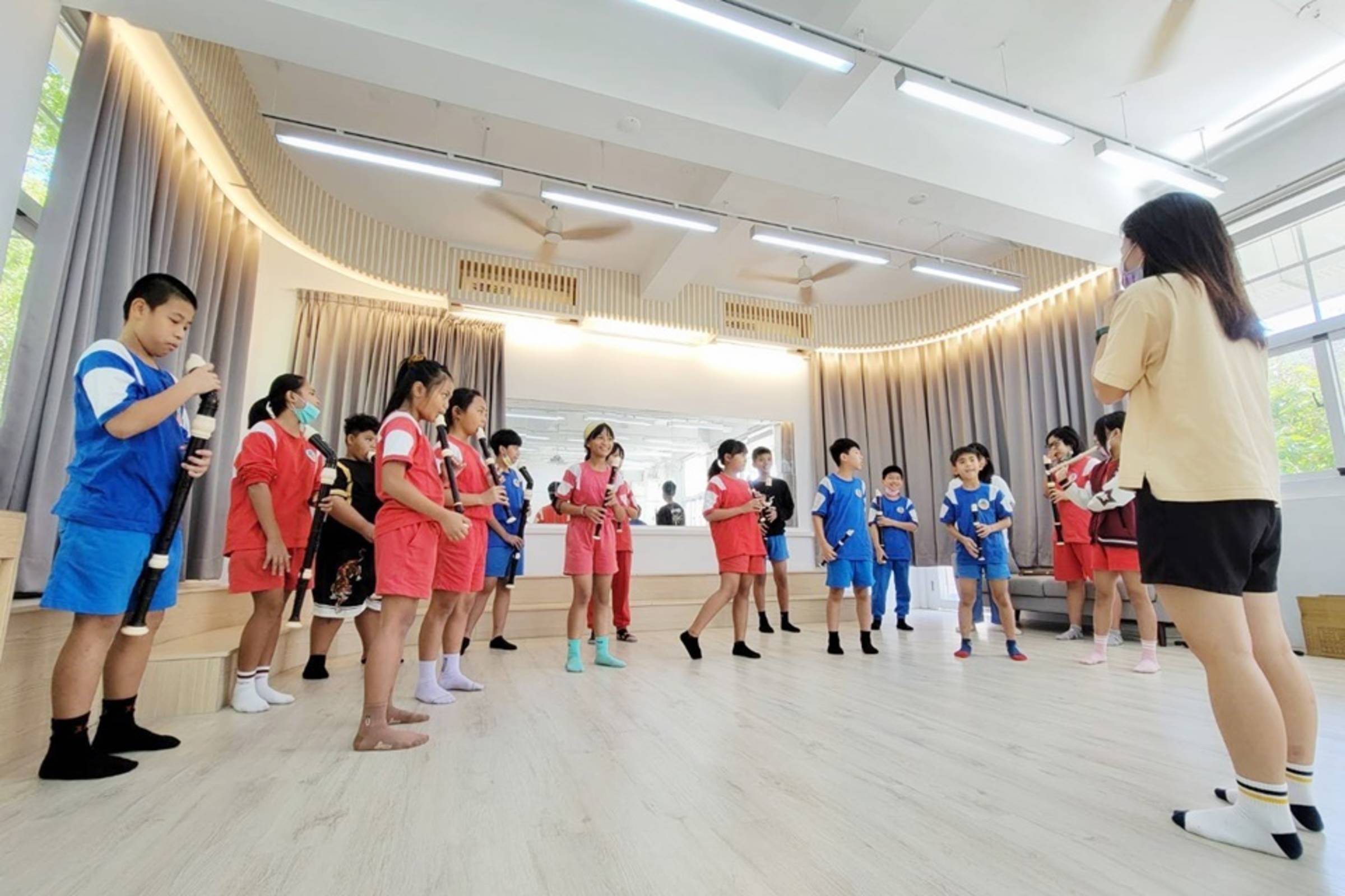 台東縣大武國小營造美感校園，直笛團在嶄新的「大武台音樂室」裡練習比賽曲目。