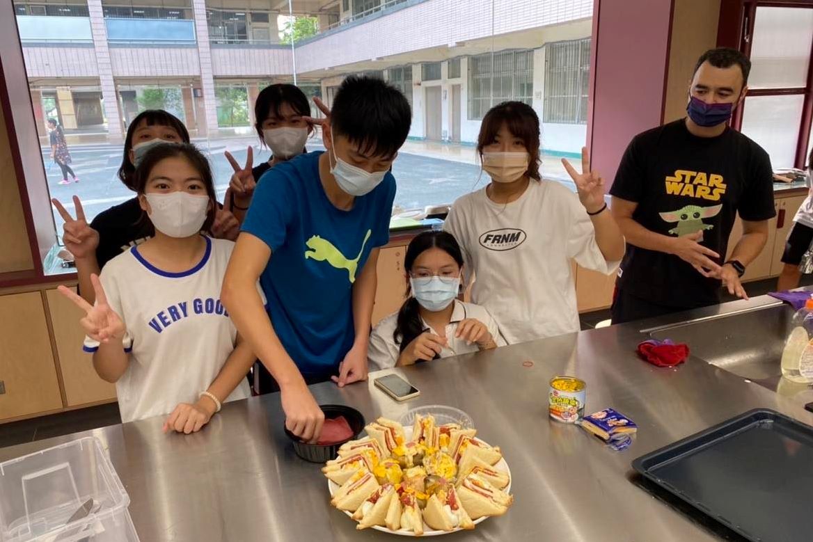 高雄市仁武高中的家政教室，不僅是烹飪課程的學習課室，也是跨域課程的學習平台。圖為學生體驗烹飪料理。