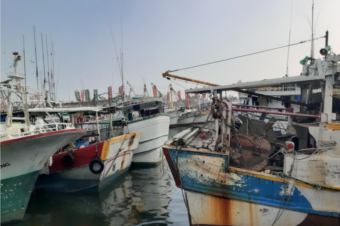 漁工在海上度過難關後，最有可能去消費、解脫、放鬆的地方，就是夜店。