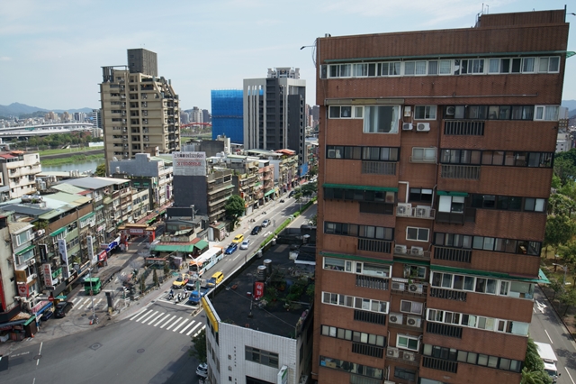 我們創造了容積疊疊熱的市場，但為什麼地價與房價卻上漲，各大都市的房價所得比惡化？