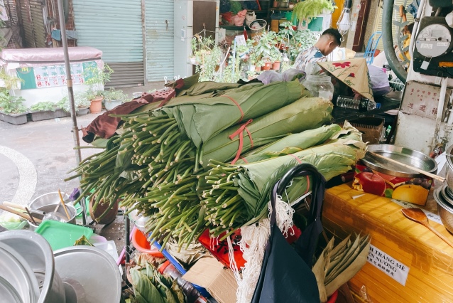 2023年疫情後第一個春節，東協廣場每家一越南商店都擺滿了尖苞柊葉。
