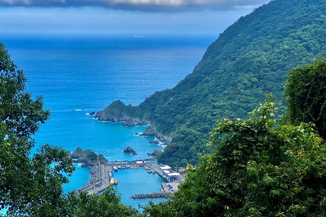 綜觀全球各國的世界自然遺產，除了沙漠地區外，山與水常是無法分割的。山水輝映是自然美景也是文化遺產。