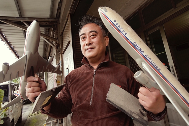 公視紀錄片《當飛機飛過》，嘗試在飛機飛過的每一個時刻、在一切消逝之際，記錄下複雜的心情。