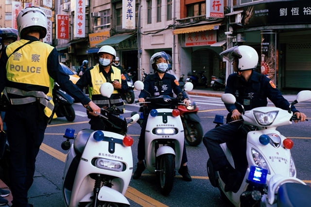 當警察，幾乎沒有準時下班的可能。到最後，你會發現，上班與下班似乎並沒有太大的差別，因為不管你在哪裡，你都得趕回來。