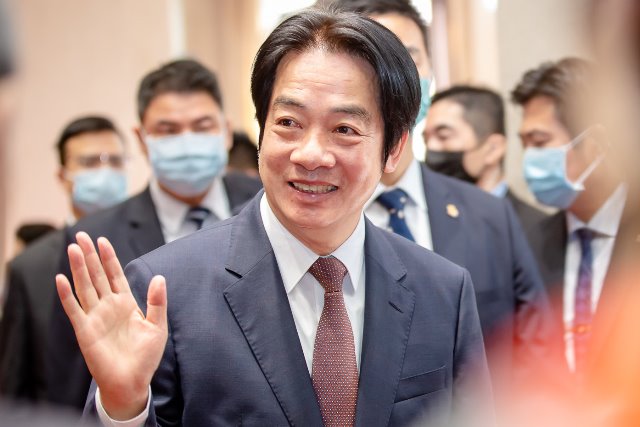 賴清德主如果要彰顯領導人氣度與格局，正應從誠實面對自己的錯誤政策做起。眾所周知，極具爭議的雙語政策，正是由他提出。
