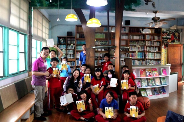 圖為「與作家有約」活動，孩子開心地和童書作家王文華合照。