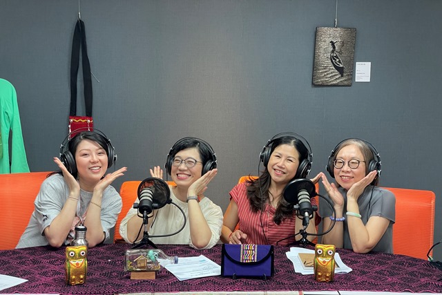 為何新住民們總是必須勤奮不懈，才能證明自己的存在？圖為南洋台灣姊妹會的伙伴，錄製Podcast節目《移？老娘開新房》的工作照。