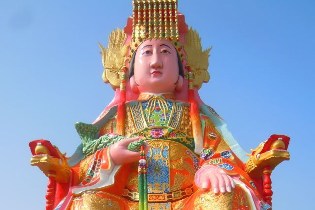 即使媽祖來自湄洲，但祂在人世間的信徒卻主客易位：來自台灣的朝聖者，陸陸續續將媽祖崇拜的儀式與信仰嫁接回枯萎的根。圖為竹南後厝龍鳳宮巨型媽祖神像。
