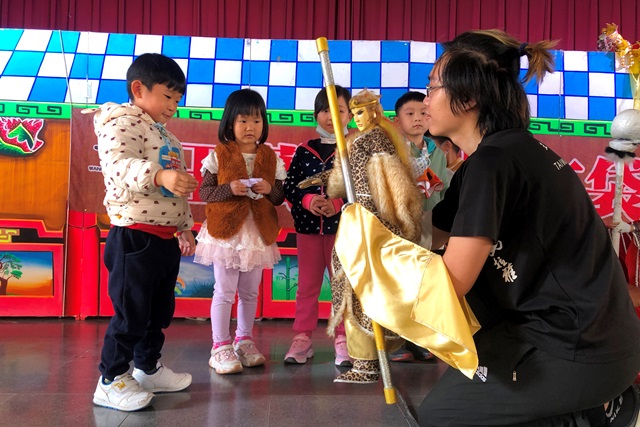 幼兒園安排布袋戲工作坊，孩子在聆聽世代傳承故事中，累積在地豐厚的人情資產。