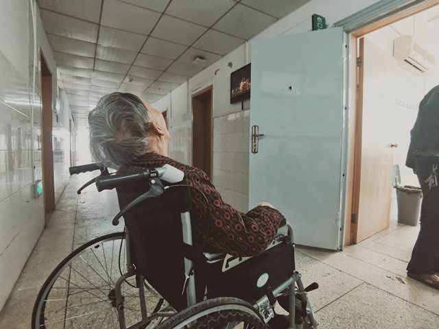 因照護疲勞所導致的故意殺人或共同自殺案件，這些當事人的生活，究竟遭遇了怎樣的阻礙呢？