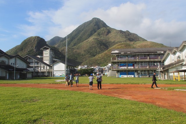 美麗的蘭嶼中小學就在海岸邊，即便夏天也不需冷氣空調，海風就是最大的天賜。