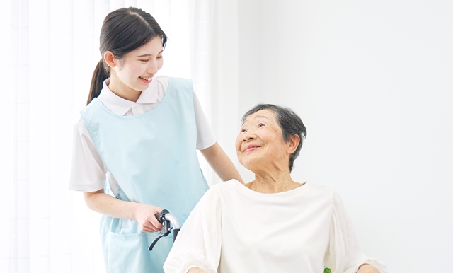 為了讓長者維持尊嚴，讓他們盡可能依照原有的模樣過一生，日本究竟如何培養出一群「品質好到被挖角」的移工人力？